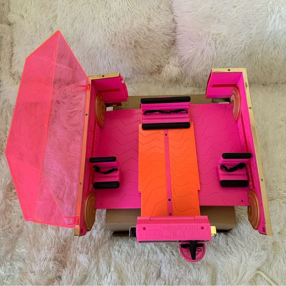 L.O.L. SURPRISE 3-in-1 Party Cruiser Pink OMG Doll Car Pool Dance Floor